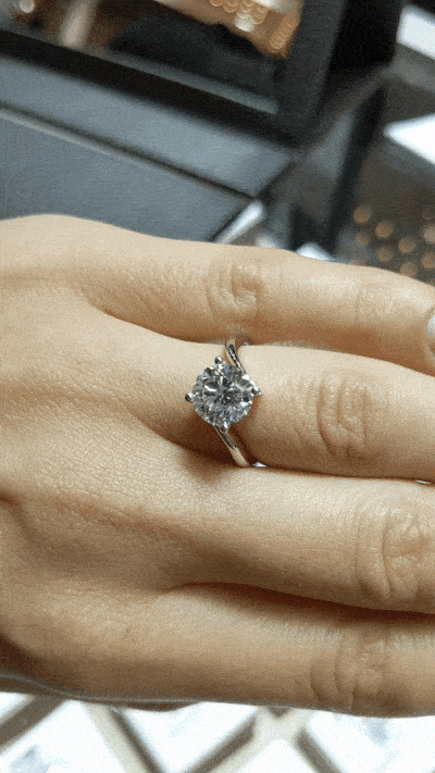 2 Carat Round Diamond at Luk Fook