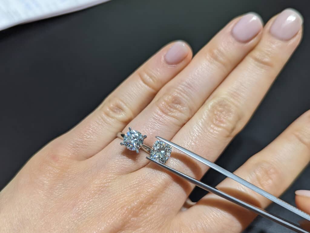 A comparison of a 1.52ct H/VS2 Round cut diamond and a 2.01ct H/SI1 Cushion cut diamond